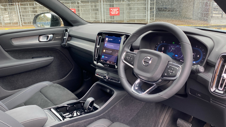 Volvo XC40 2.0 B4P Ultimate Dark 5dr Auto Petrol Estate